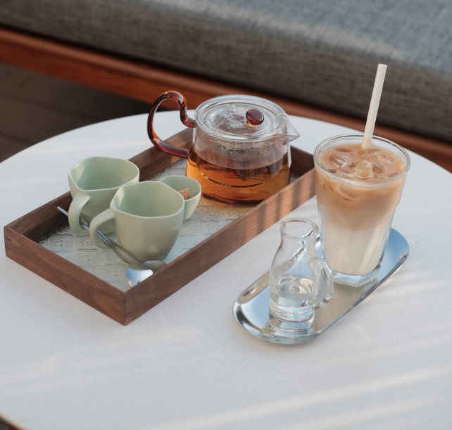 Ví dụ góc 45 độ với cốc latte có chiều cao nhất định