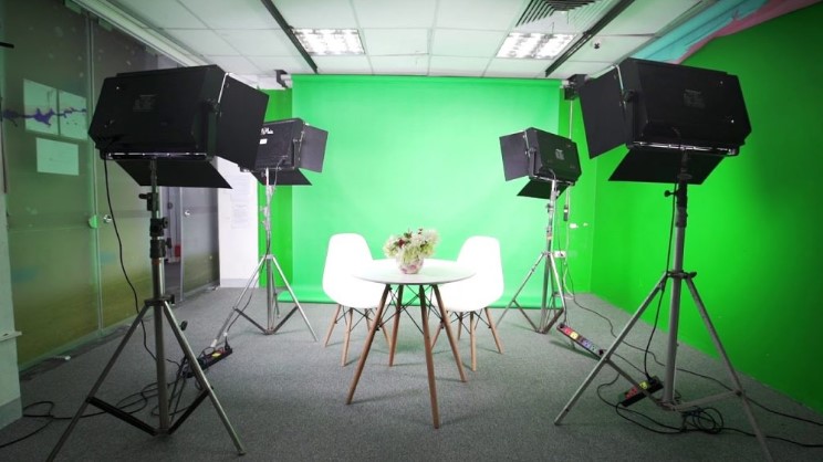 Những lưu ý khi thuê studio đầu tiên là xác định mục đích thuê studiio của bạn, nhằm mục đích tQuay phim, chụp ảnh, tổ chức Talkshow, chương trình truyền hình hay là sự kiện trực tuyến,...