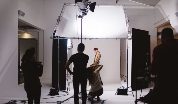 Đảm bảo Studio có đầy đủ trang thiết bị là một trong những lưu ý khi thuê studio mà bạn cần chú ý quan tâm đến
