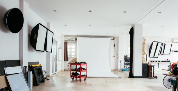 Bạn nên trực tiếp đến và trải nghiệm không gian Studio. Đừng chỉ nhìn qua hình ảnh, có thể sẽ không chính xác, tốt nhất ta nên đến trực tiếp để xem xét là một trong những lưu ý khi thuê stuido