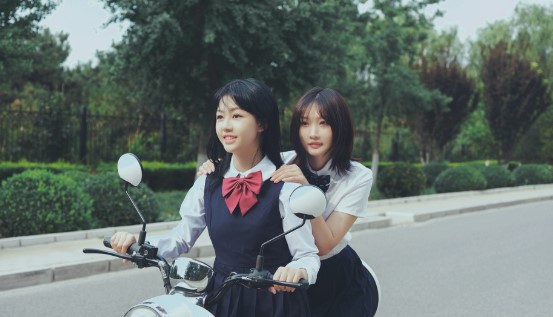 Chụp ảnh đôi bạn thân nữ