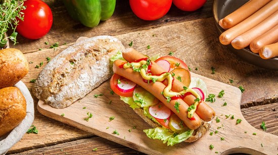 Những chiếc lá đươc bày rơi vãi góp phần thêm tự nhiên hơn